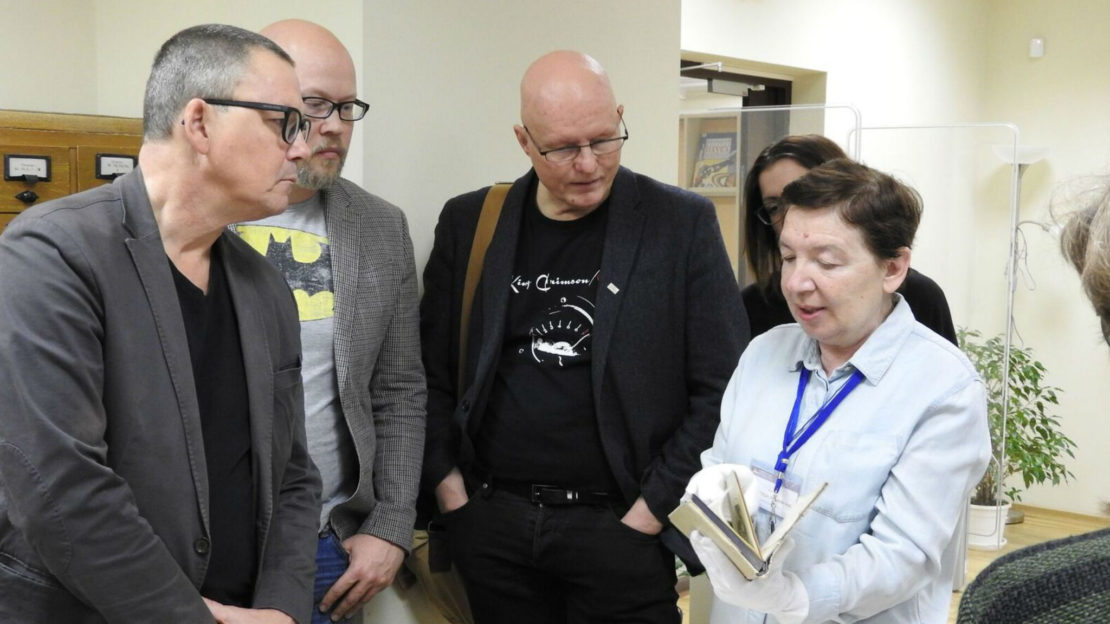 Tommy Bildström (i Batman-tröjan) på besök på biblioteket i Petrozawodsk. Foto: Privat