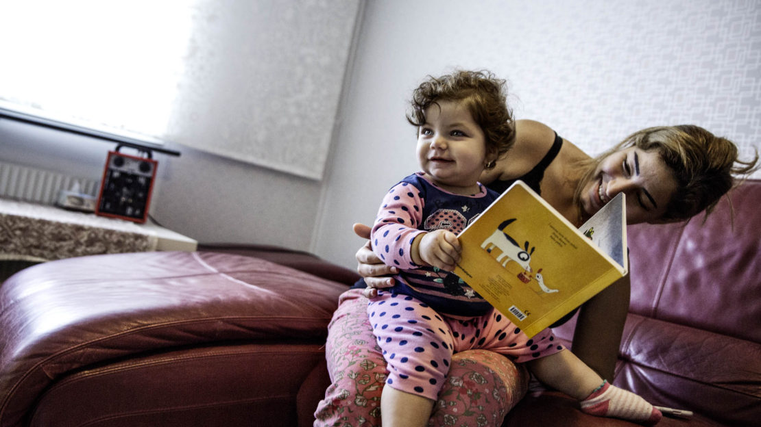 Christelle och hennes mamma Nesma Taan i Södertälje är en av många familjer som fått hembesök av bibliotekarier i Bokstart. Foto: Jessica Segerberg