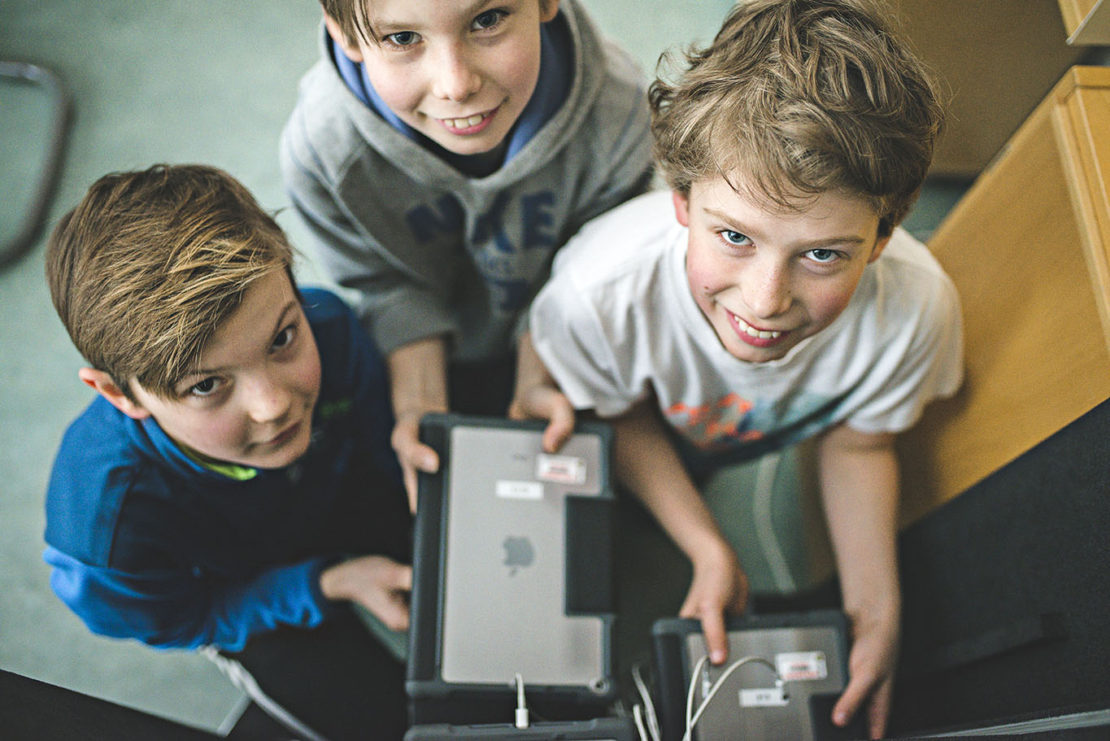 Hjulsbroskolans femmor har arbetat källkritiskt under större delen av sin skolgång. Kalle Broman, Edgar Kraft och Joar Skäringer hämtar vant varsin I-pad. Foto: Crelle Ekstrand