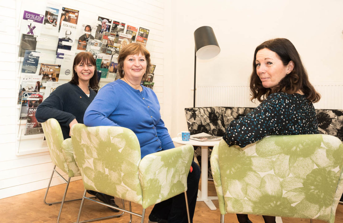 Bibliotekarierna Ann Malm, Judit Schöld och Karin Nordgren är nöjda med renoveringen. Foto: Stina Loman