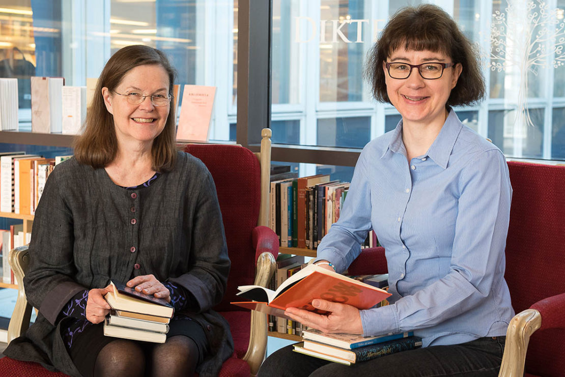 Anne-Marie Tärnström och Kerstin Gerén jobbar på huvudbiblioteket i Jakobsberg. De är mer än nöjda med poesiveckan. Foto: Stina Loman