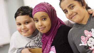 ”När Tobias läser är det som att titta på en film, fast med text”, säger Sumaya Hasan och Rana Ramadan håller med. Orlando Idic, Sumaya Hasan, Rana Ramadan och går i tvåan. Foto: Carina Gran.