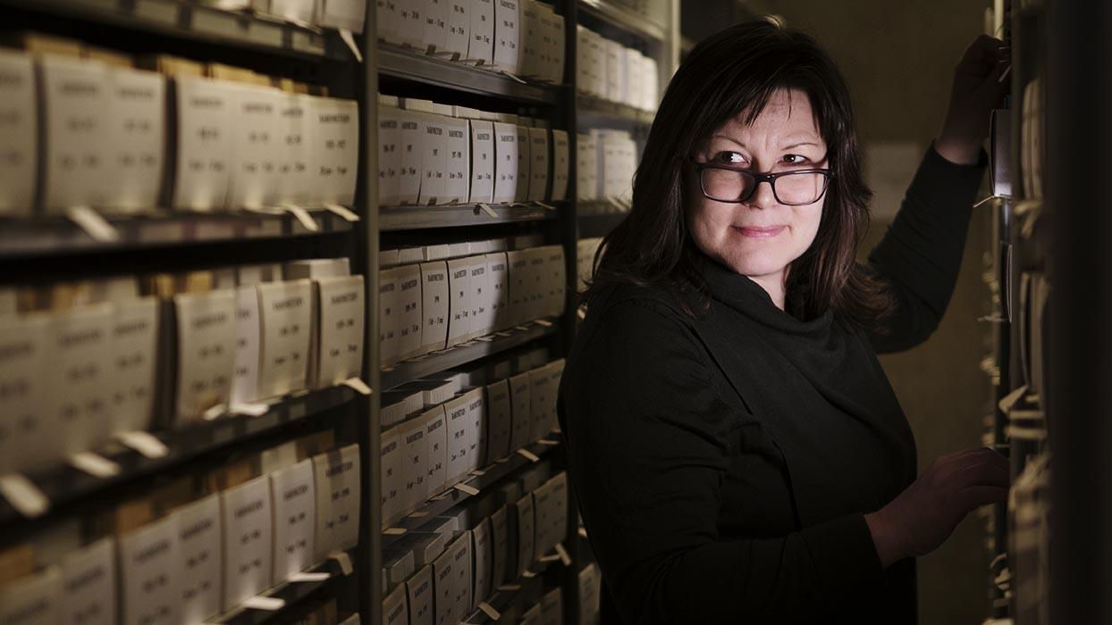 På jakt efter lösningar. Beate Eellend koordinerar de fem utredningsgrupper som söker svaren på den öppna tillgångens gåtor. Foto: Ylva Sundgren.