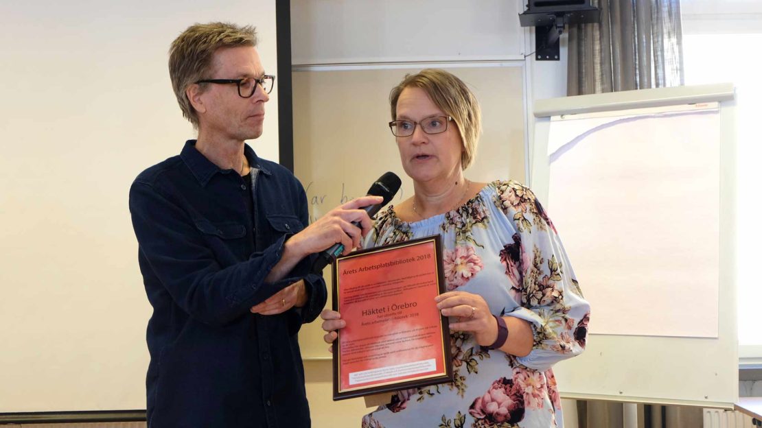 Läsambassadören Johan Anderblad lämnade över priset tidigare i veckan på Runö Folkhögskola & Utvecklingscentrum i Åkersberga. Tina Nilsen, kriminalvårdare, mottog priset i häktets räkning. Foto: Reband Raza/Runö Folkhögskola & utvecklingscentrum. 