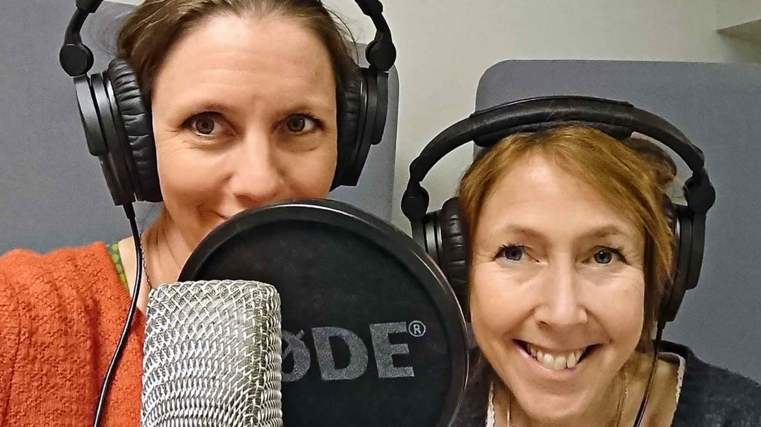 Klara Önnerfält och Lotta Davidson-Bask har dragit igång podden Flödet om skolbibliotek. Foto: Privat.