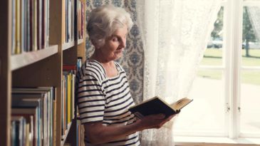 Margareta Hermansson är en flitig besökare som saknat biblioteket under året när det höll stängt. Foto: Martina Wärenfeldt. 