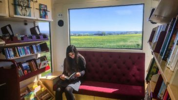 Trots att det kräver mycket putsning ville biblioteket ha ett stort fönster i bussen. Foto: Kate Visonj.