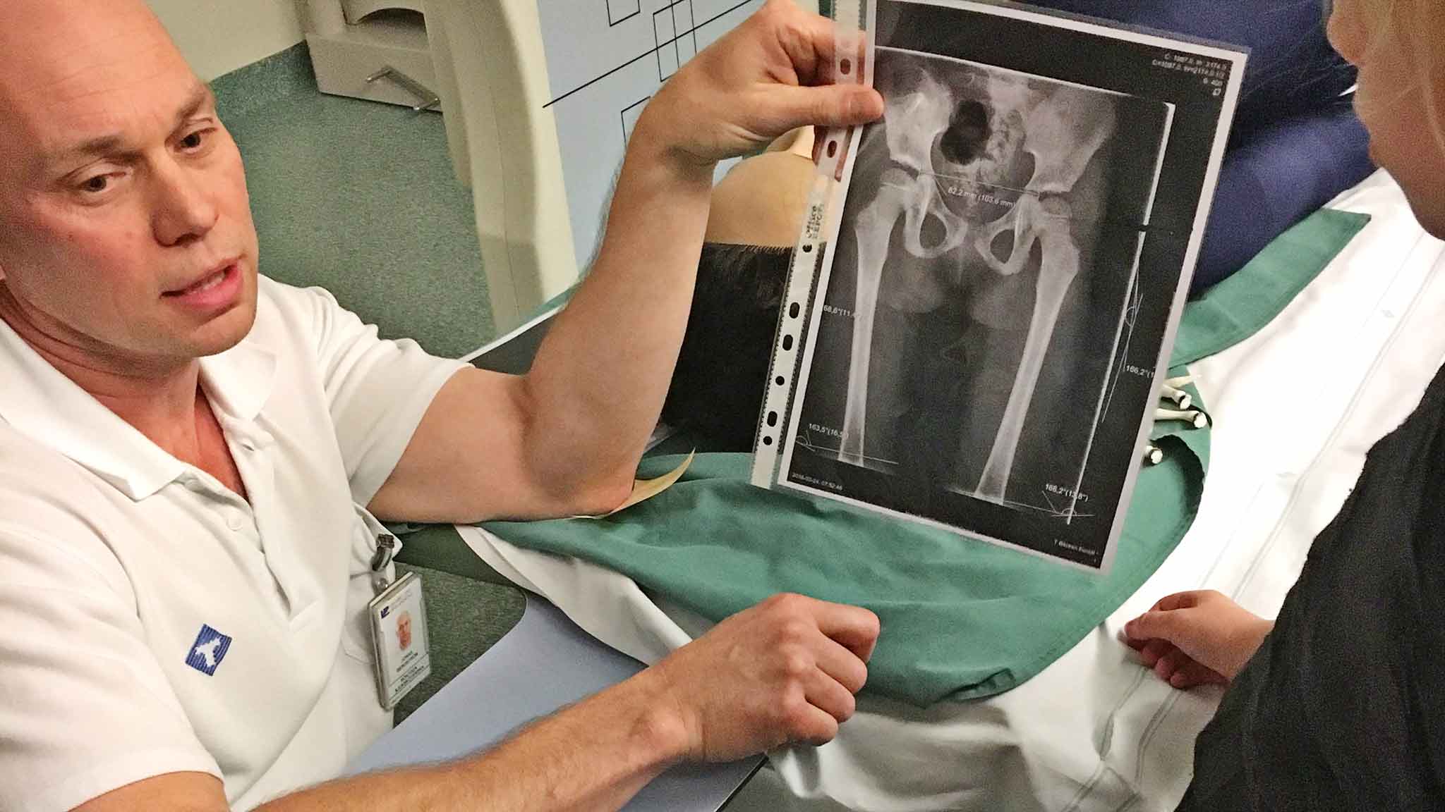 En av vandringarna går till röntgenavdelningen där barnen får lära sig hur röntgen fungerar. Foto: Ann Helen Littbrand.