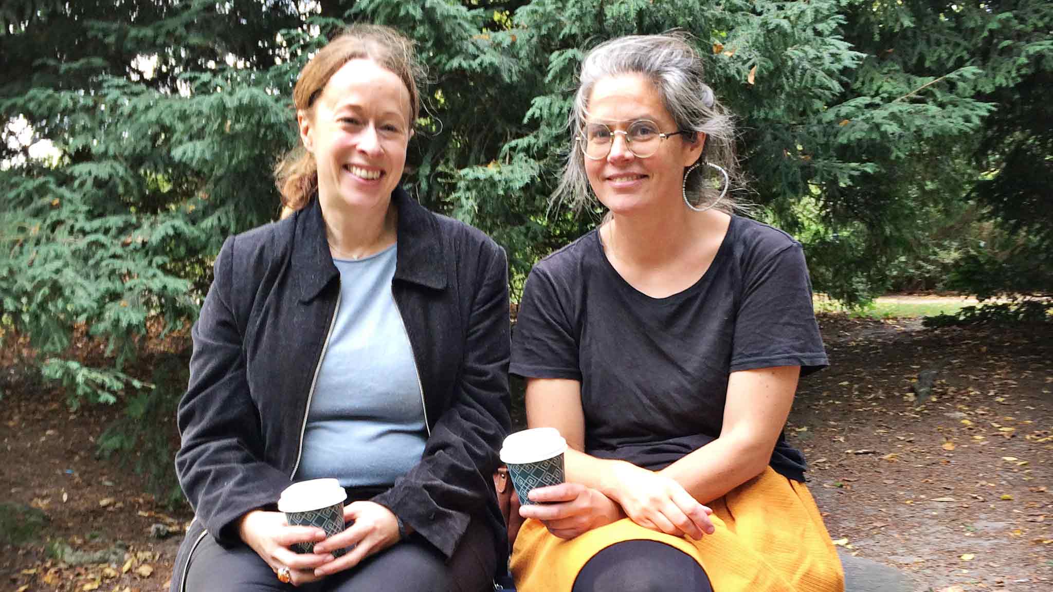 Huvudbiblioteket i Malmö ligger precis intill Slottsparken. Nu går bibliotekarierna Nanna Ekman och Mimmi Widner ut när de ska ha möten. Foto: Ann Persson.