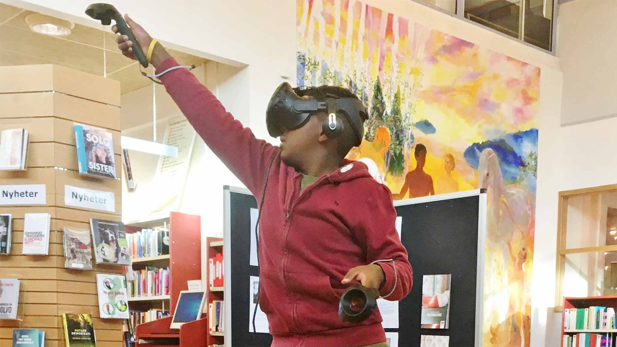 Tekniken är nu ute på turné i regionens olika bibliotek. Tanken är att inspirera både besökare och personal till att ­fundera kring hur man kan utveckla virtuella världar så att de passar för bibliotekens uppdrag. Foto: Region Gävleborg. 