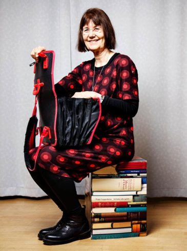 Ryggsäcken köpte Gunilla Lundgren i samband med ett skrivprojekt för barn i Sydafrika. ”Ungarna klappade i händerna. Inga andra vuxna hade sådana ryggsäckar”, säger Gunilla Lundgren. Väskan har hängt med sedan dess och innehåller allt som behövs för en skrivarverkstad. Foto: Linus Sundahl Djerf.