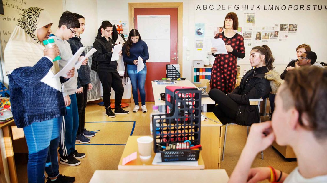Ett tjugotal elever som går i årskurs åtta på Rinkebyskolan förbereder sig inför utdelningen av det alternativa Nobelpriset. Här övar de på att hälsa välkommen på svenska, somaliska, arabiska, engelska, ukrainska, ryska, rumänska, grekiska, franska, romska och spanska. Foto: Linus Sundahl Djerf. 