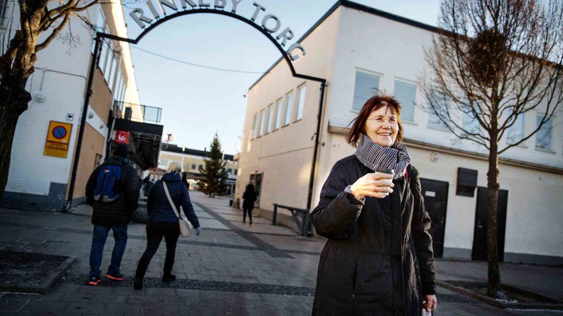 ”Jag hade inte trivts i Sverige om jag inte haft Rinkeby. Rinkeby är en bild av världen. Här möts alla stora frågor som intresserar mig: fred, miljö, flerspråkighet och mångkultur”, säger Gunilla Lundgren. Foto: Linus Sundahl Djerf.