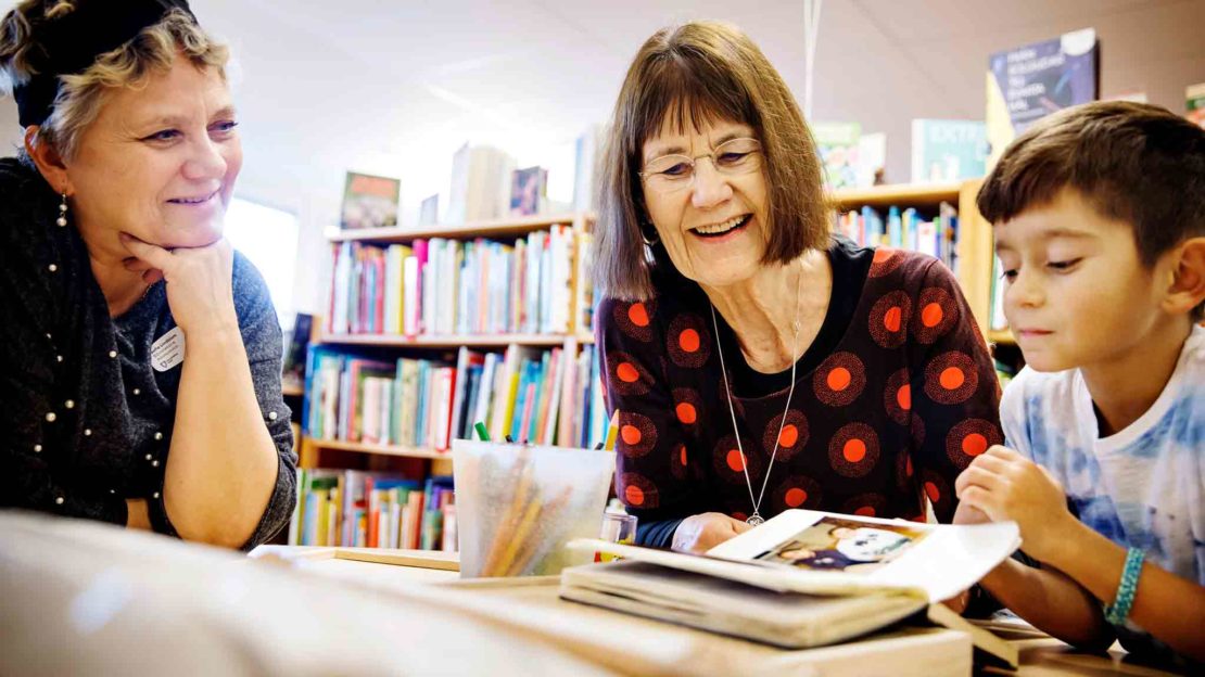På Askebyskolans skolbibliotek har Gunilla Lundgren haft en skrivarverkstad för romska barn i fem år. Skolbibliotekarien Sofia Lindblom är med på träffarna. Foto: Linus Sundahl Djerf.