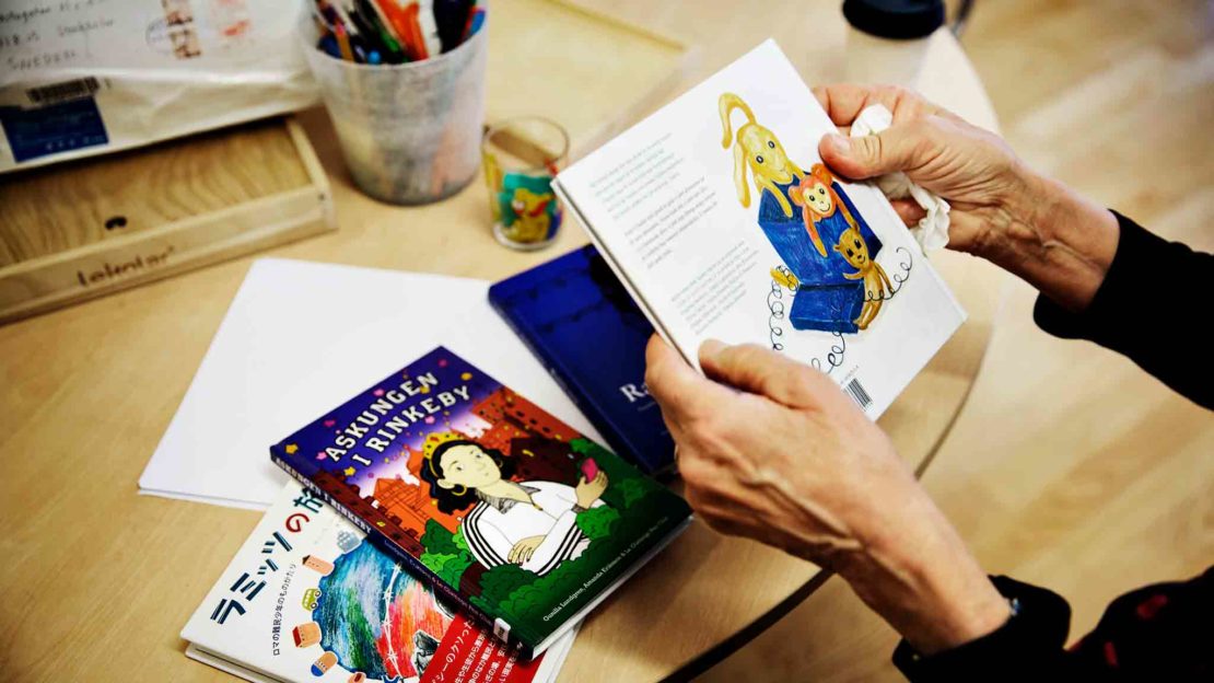 Skrivarklubben har skrivit böckerna Askungen i Rinkeby och Daniels dag – om Askungens lillebrorsa. I vår kommer tredje boken Glad påsk. Alla böcker ges ut på svenska och romska. Foto: Linus Sundahl Djerf. 